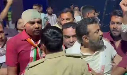 विवादित नाटक ‘मैं नाथूराम’ बना बवाल की वजह, राजकोट में हॉल में तोड़फोड़, कांग्रेस का उग्र प्रदर्शन