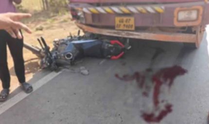 भीषण सड़क हादसा: लौह अयस्क से लदे ट्रक की टक्कर से बाइक सवार 50 मीटर तक घसीटे गए, दो युवकों की दर्दनाक मौत