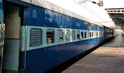 भोपाल एक्सप्रेस में अफरा-तफरी: ट्रेन छूटते ही अनाउंसमेंट—‘बी-2 कोच में आग’, घबराकर कूदे यात्री