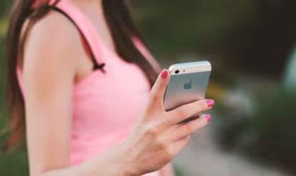 रिश्तों पर दाग: बेटी ने मां का भरोसा तोड़ा, प्रेमी को भेज दिए निजी फोटो