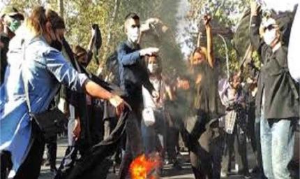 इस्तीफे की मांग से बौखलाई सरकार: सुधारवादी नेताओं पर शिकंजा, नोबेल विजेता नरगिस भी गिरफ्तार