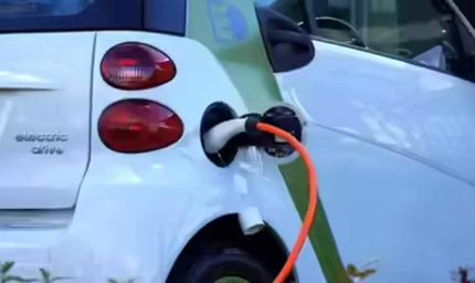 EV यूज़र्स को बड़ी राहत: दिल्ली सरकार ने 2026 तक हर इलाके में चार्जिंग नेटवर्क बढ़ाने का बनाया रोडमैप