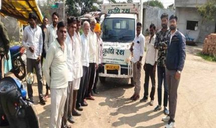 किसानों को दी जा रही आधुनिक कृषि यंत्रों की जानकारी