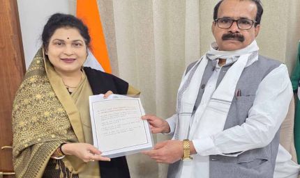 केंद्रीय राज्यमंत्री कुरियन से राज्यमंत्री श्रीमती कृष्णा गौर ने की भेंट