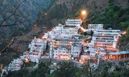 वैष्णो देवी भवन में कैमरा प्रतिबंधित, फिर अंदर का वीडियो कैसे बना? शिखा पर FIR दर्ज