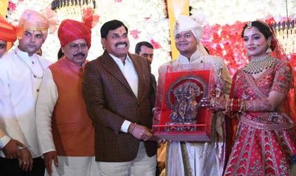 मुख्यमंत्री डॉ. यादव ऊर्जा मंत्री  तोमर के सुपुत्र रिपुदमन के विवाह समारोह में शामिल हुए वर-वधु को दिया आशीर्वाद