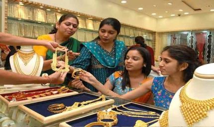 सोने-चांदी की कीमतों में गिरावट, 22K गोल्ड 8 हजार रुपये से ज्यादा सस्ता, चांदी के रेट भी डाउन