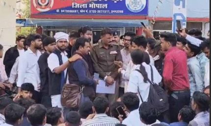 मेडिकल छात्रा की मौत को लेकर परिजनों ने किया थाने पर प्रदर्शन