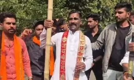 भोपाल में वैलेंटाइन डे पर चिनार पार्क के बाहर नारेबाजी, लट्ठबंद कार्यकर्ताओं और पुलिस तैनाती