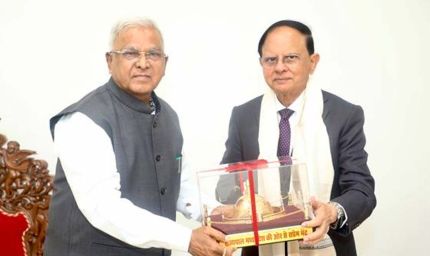 राज्यपाल  मंगुभाई पटेल से प्रधानमंत्री के प्रमुख सचिव डॉ. पी.के. मिश्रा की सौजन्य भेंट