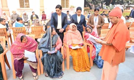 आनुष्ठानिक व्यस्तता में भी मुख्यमंत्री ने जारी रखा जनसेवा अनुष्ठान