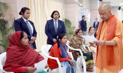 जनपद स्तर पर समस्याओं का निस्तारण सुनिश्चित करें अधिकारी: सीएम योगी