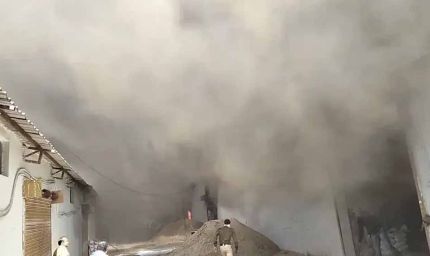 इंडस्ट्रियल एरिया में पेंट–पुट्टी फैक्ट्री में भीषण आग, इलाके में दहशत; दमकल की कई गाड़ियां तैनात