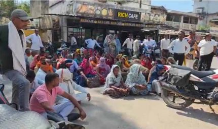 पोस्ट ऑफिस में 3 करोड़ का घोटाला, ब्रांच मैनेजर फरार—न्याय की मांग को सड़कों पर उतरे ग्रामीण