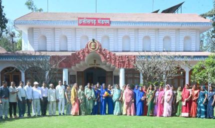 राज्यपाल के गोद ग्राम टेमरी के ग्रामीणों ने किया लोकभवन का भ्रमण