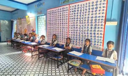 प्राइवेट को टक्कर देता रतलाम का सरकारी स्कूल: बैग बिना आते बच्चे, 40 तक के पहाड़े याद