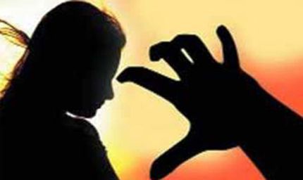 घर में घुसकर युवती के साथ की अश्लील हरकत