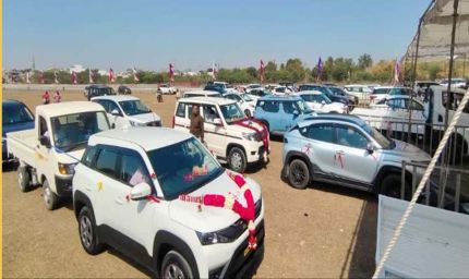 Ujjain Vikram Vyapar Mela 2026 में लग्जरी कारों की मांग आसमान पर, BMW, मर्सिडीज और जैगवार को मिली 50% टैक्स छूट