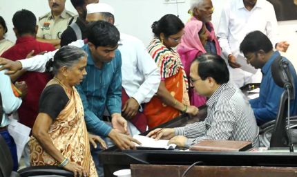 जनदर्शन में कलेक्टर ने सुनी लोगों की समस्याएं