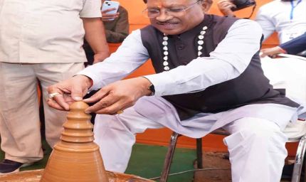 मुख्यमंत्री  साय ने कुम्हार के चाक पर गढ़ा दीया, पारंपरिक शिल्पकारों से किया आत्मीय संवाद: