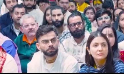 Virat Kohli-Anushka Sharma फिर पहुंचे Premanand Maharaj के दरबार, जमीन पर बैठकर सुना प्रवचन