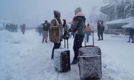 पहाड़ों में बदला मिजाज, गर्मी के बीच बारिश और बर्फबारी के संकेत