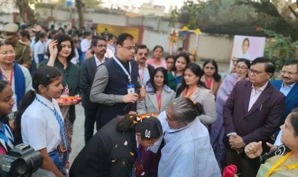 सख्त सुरक्षा में शुरू हुई यूपी बोर्ड परीक्षा, शिक्षा मंत्री ने छात्राओं का तिलक लगाकर बढ़ाया हौसला