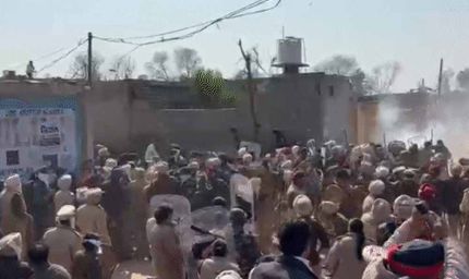 डीसी दफ्तर पर कूच कर रहे किसानों और पुलिस में टकराव, हालात काबू में करने को आंसू गैस का इस्तेमाल