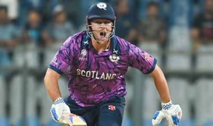 मैदान पर आपा खो बैठे जॉर्ज मुन्से, हेलमेट फेंकने के मामले में ICC ने लगाई फटकार