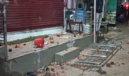 लाउड स्पीकर पर आरती पर दो पक्षों में जमकर पथराव, दुर्गा मंदिर की ग्रिल तोड़ी