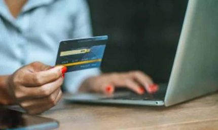 ऑनलाइन शॉपिंग में डेबिट कार्ड से हो सकता है नुकसान, जानिए क्यों एक्सपर्ट करते हैं मना