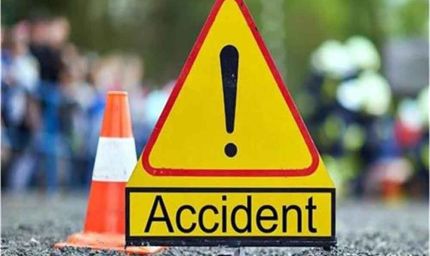 स्कूल बस को ओवरटेक करना पड़ा भारी, नहर में गिरी बाइक; मौके पर मचा हड़कंप