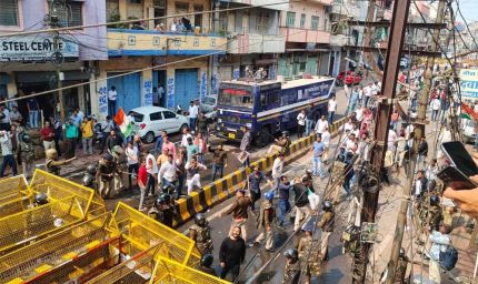 भाजपा–कांग्रेस कार्यकर्ताओं में झड़प, पथराव के साथ टमाटर और पानी की बोतलें चलीं