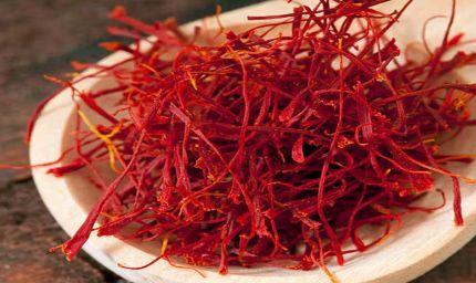 कश्मीर में केसर उत्पादन में गिरावट, किसानों ने सोलर पंप लगाने की उठाई मांग