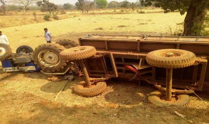 अनियंत्रित होकर पलटा तेज रफ्तार ट्रैक्टर, चालक की मौत, पांच गंभीर