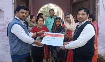 मुख्यमंत्री की उपस्थिति में फसल बीमा व कृषक दुर्घटना योजना के लाभार्थियों को मिला मुआवज़ा