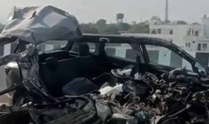 उज्जैन से लौट रही कार ट्रक में घुसी, चार की मौके पर मौत