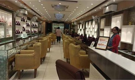 ग्राहक बनकर आए लुटेरे, दिनदहाड़े ज्वैलरी शॉप से लाखों के गहनों पर किया हाथ साफ