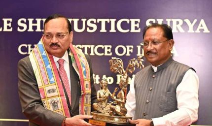 मुख्यमंत्री विष्णुदेव साय ने भारत के मुख्य न्यायाधीश न्यायमूर्ति सूर्यकांत का किया आत्मीय स्वागत