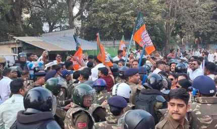 MP में सियासी घमासान: पुतला दहन के बाद भाजपा-कांग्रेस कार्यकर्ता आमने-सामने, थाने का घेराव