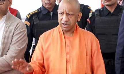 सिंगापुर दौरे पर CM योगी, उद्योगपति से मुलाकात कर निवेश के मुद्दे पर की चर्चा