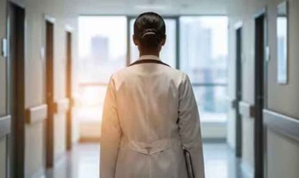 मॉल में मेडिकल छात्रा से बदसलूकी, दिल्ली के बाद यूपी में भी नस्लीय टिप्पणी का मामला गरमाया