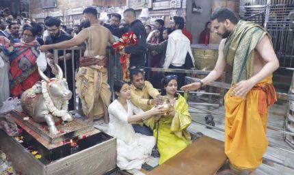 अभिनत्री मेधा शंकर बाबा महाकाल के दर्शन, दो घंटे तक की शिव आराधना