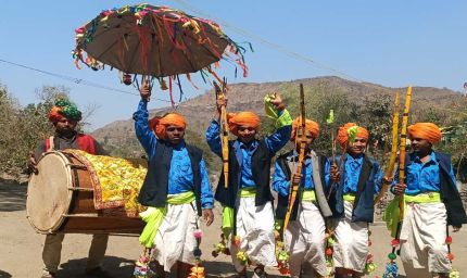 आलीराजपुर में भगोरिया पर्व, ढोल-मांदल की धुन पर आदिवासी नाचे, चांदी के आभूषण पहन थिरकतीं महिलाएं