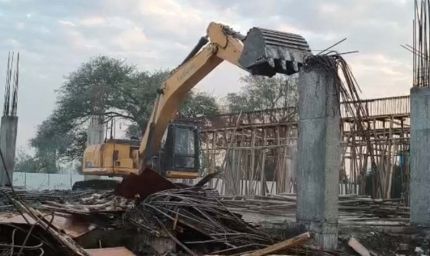 उज्जैन में शंकराचार्य मठ की 3 मंजिला बिल्डिंग पर चला बुलडोजर, सिंहस्थ 2028 से पहले अतिक्रमण हटाने की कार्रवाई