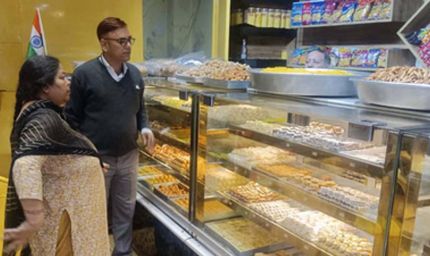 इंदौर में होली से पहले बड़ा निरीक्षण, मिठाई-डेयरी दुकानों से 38 सैंपल लिए गए