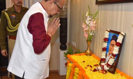 राज्यपाल  डेका ने वीर विनायक दामोदर सावरकर को श्रद्धांजलि दी