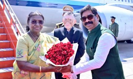 झारखंड पहुँचीं राष्ट्रपति द्रौपदी मुर्मु, राज्यपाल और मुख्यमंत्री हेमंत सोरेन ने किया गरिमामय स्वागत