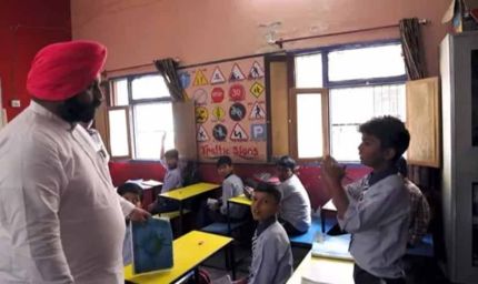 स्कूल में रेनोवेशन कार्य देखने पहुंचे शिक्षा मंत्री हरजोत, टीन शेड में कक्षा लगी देख कर मांगी माफी