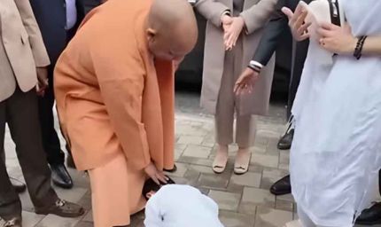 जापान में भारतीय संस्कृति की झलक, बच्चे ने पैर छूकर लिया CM योगी का आशीर्वाद